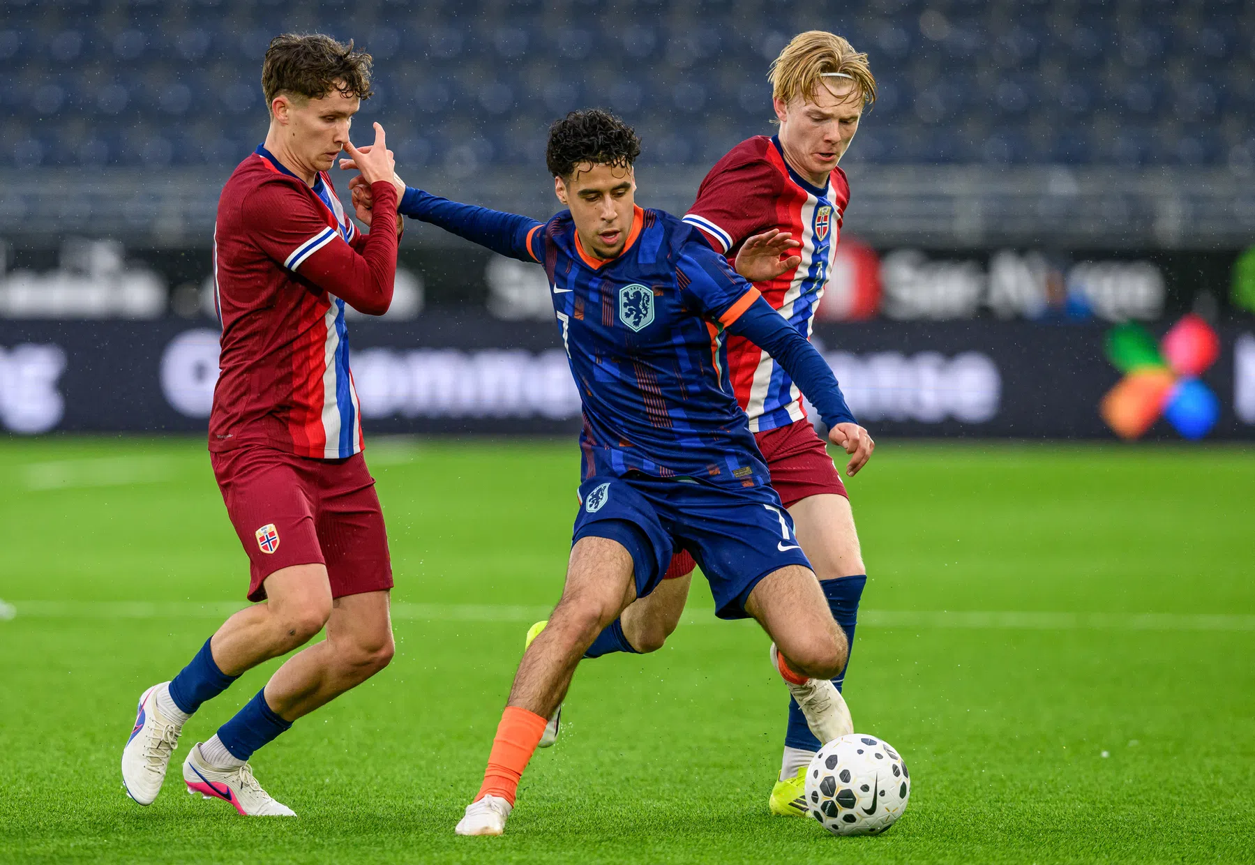 Jong Oranje ondanks hulp arbitrage in grote EK-kwalificatieproblemen