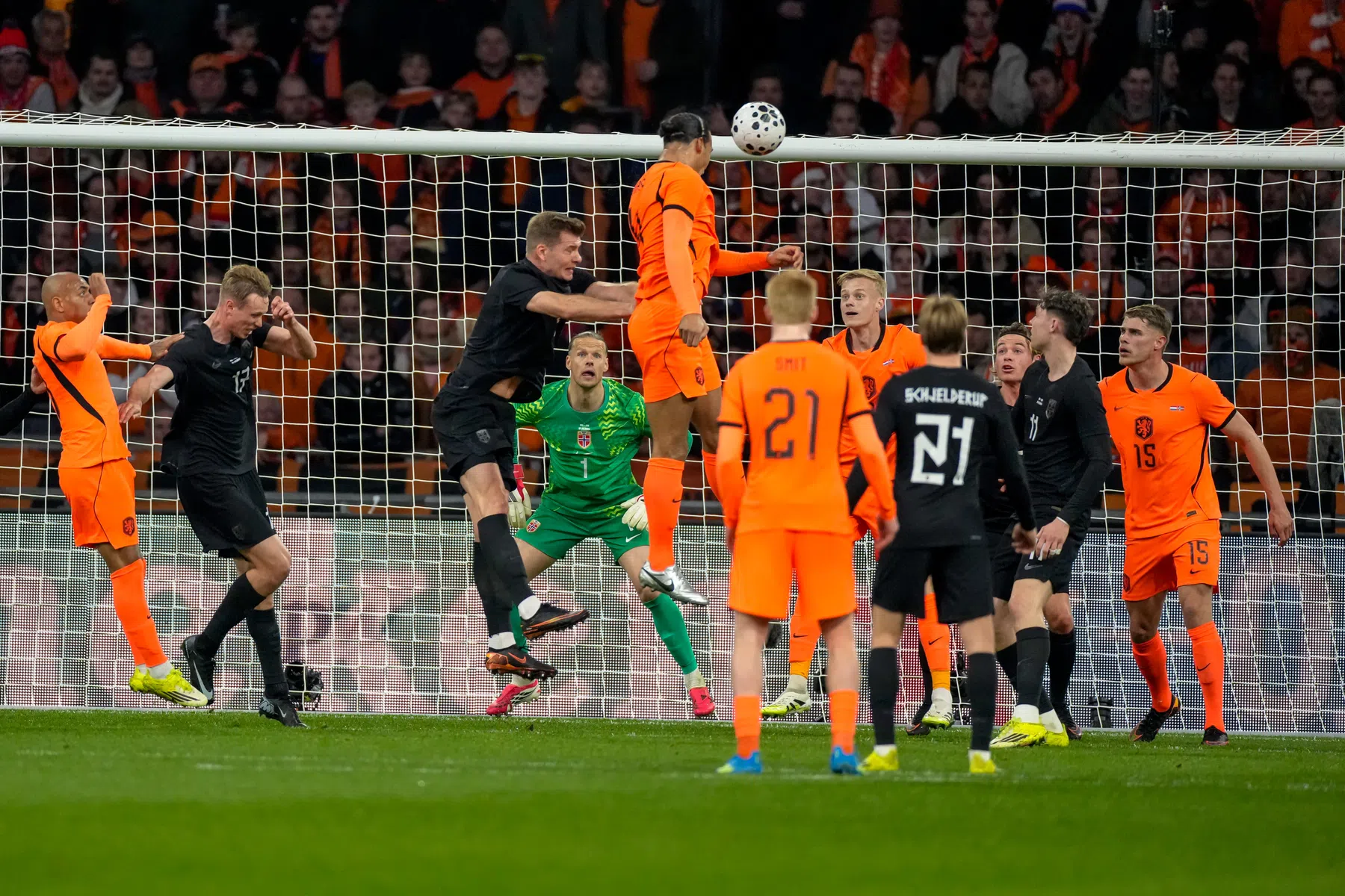 Oranje heeft aan oplevingen genoeg voor oefenzege op Noren