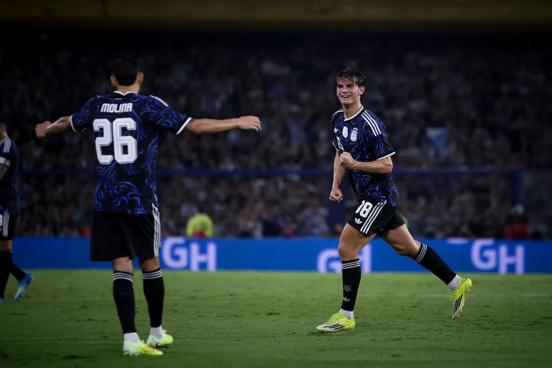 Pareltje Paz hoogtepunt van plichtmatige oefenzege Argentinië