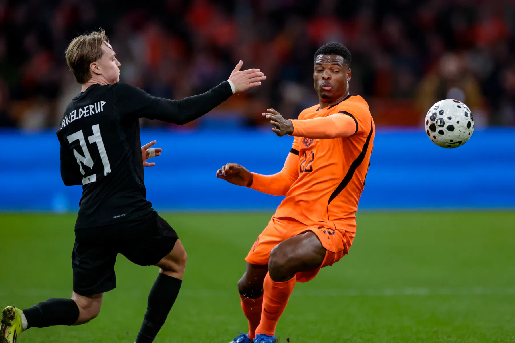 Veel lof voor Barça-target Schjelderup: 'Hij had nul ontzag voor Dumfries'
