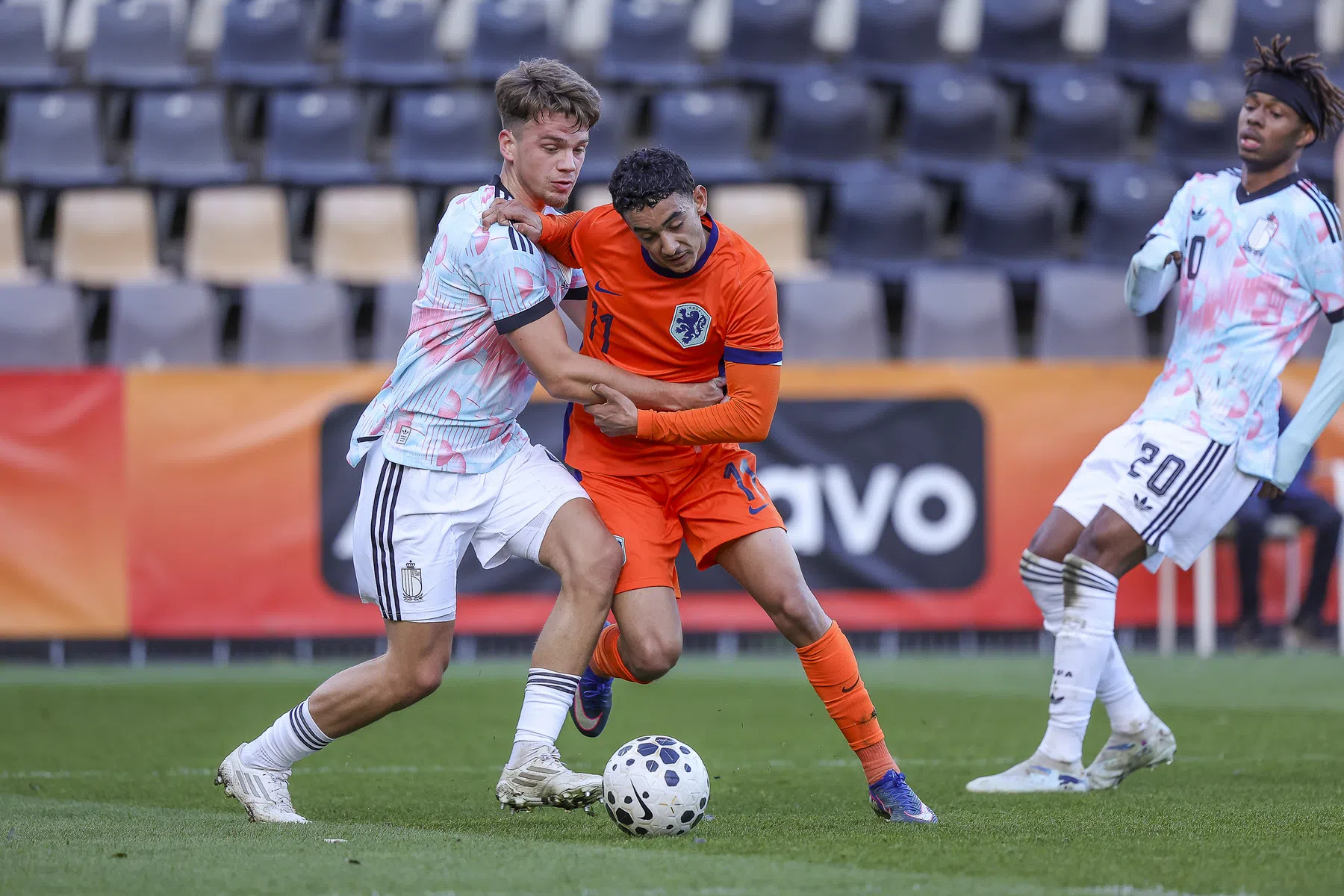 Oufkir dolt Dams en bekroont Jong Oranje-debuut met fraaie treffer
