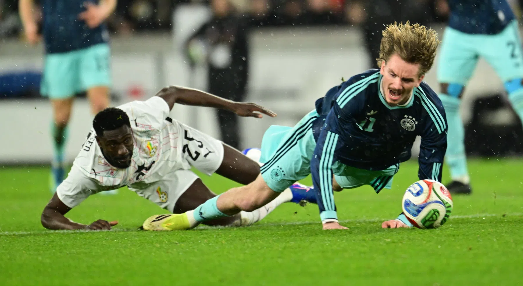 Luckassen debuteert met nederlaag: Undav schiet Duitsland naar late zege