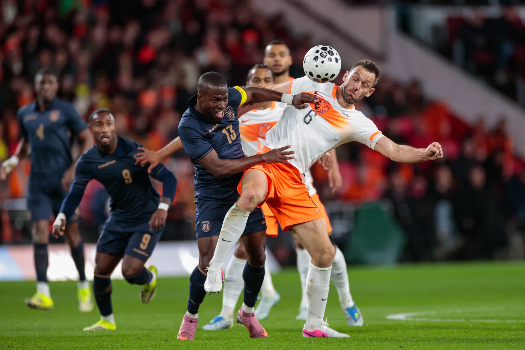 Van der Vaart: 'Stefan de Vrij valt bij ieder duel op de grond'