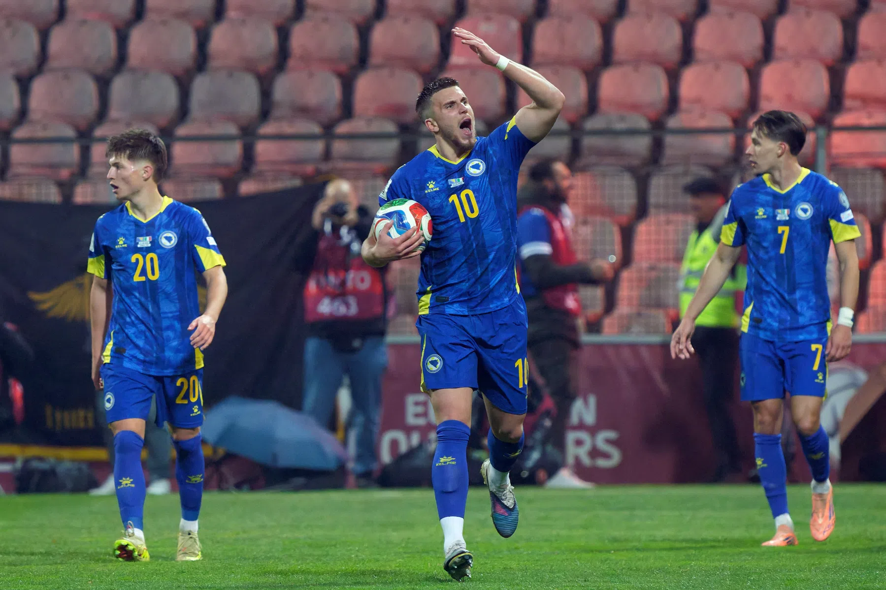  Demirovic voelt WK-feest in portemonnee: 'Stuttgart, drankjes zijn van mij'