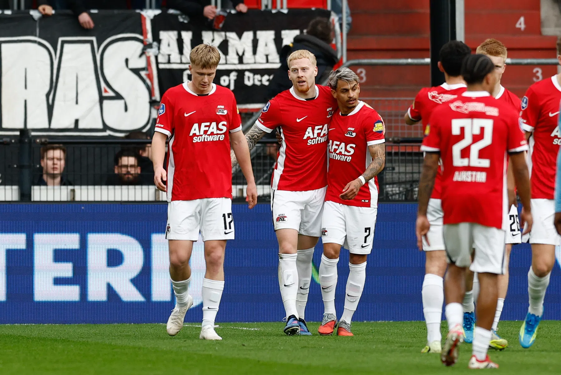 Meerdink en Clasie laten zich weer zien op wisselvallige avond AZ