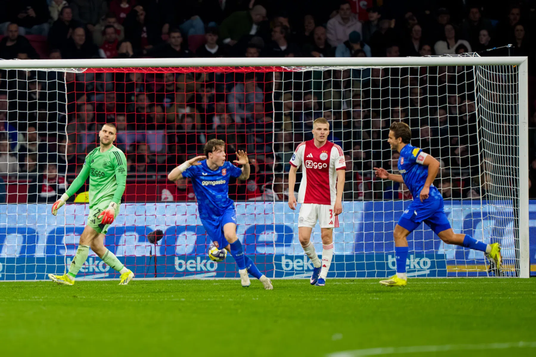 FC Twente deelt gevoelige tik uit aan zwak Ajax in strijd om CL-voetbal