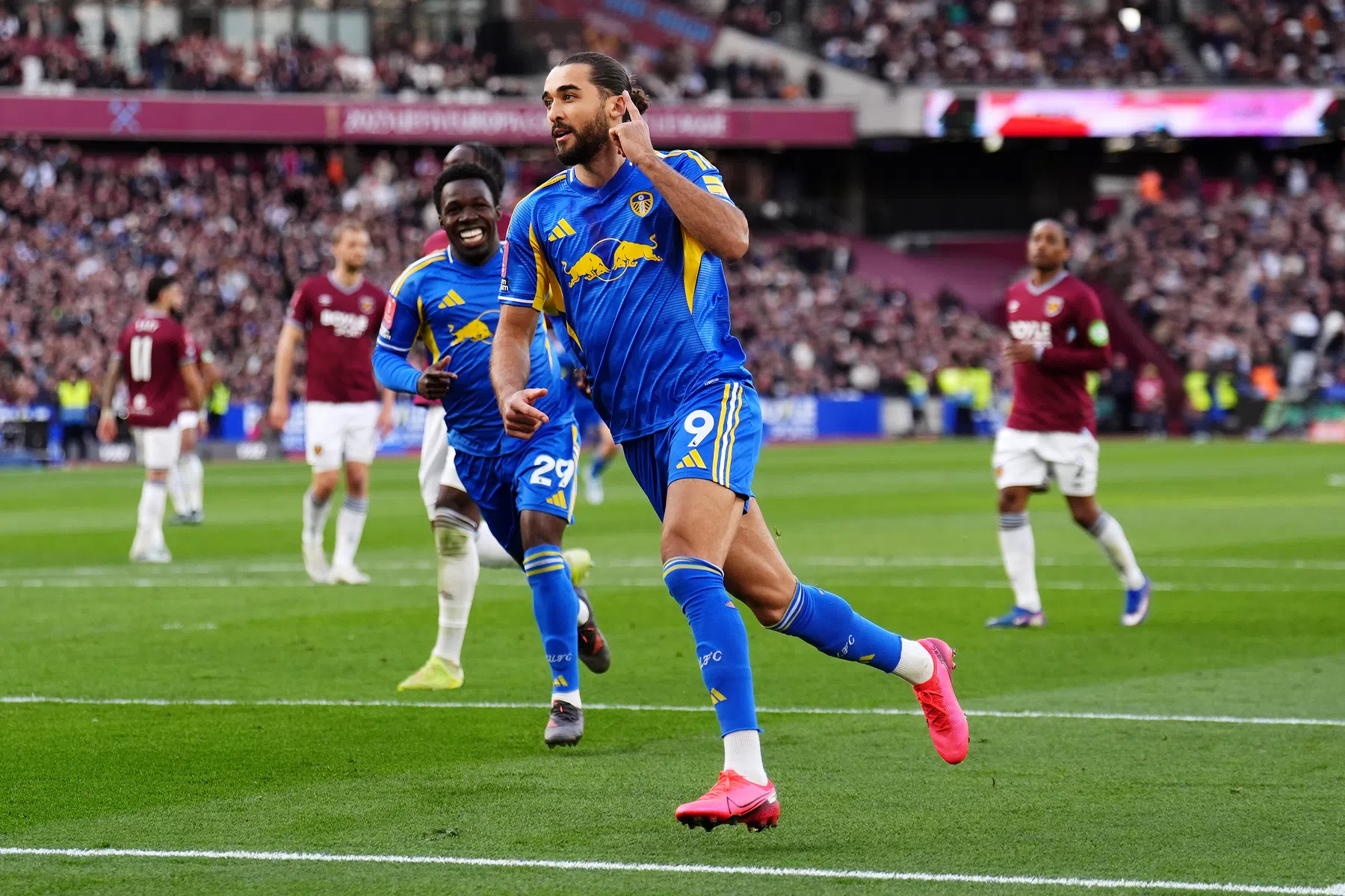 Summerville ziet West Ham sneuvelen: Leeds na 39 jaar weer in halve finale FA Cup