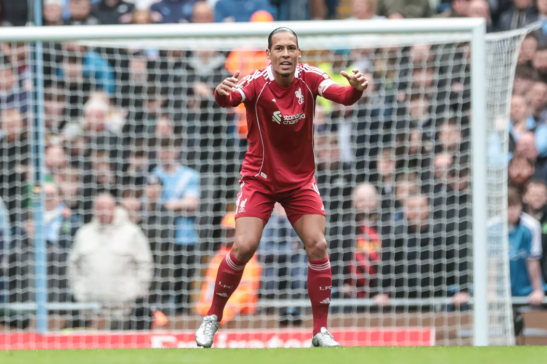 Van Dijk biedt excuses aan na Man City-afstraffing: 'Mentaal heel zwaar'