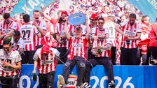 Thumbnail for article: Hoe Schouten het hartverwarmende middelpunt werd van PSV-vreugde