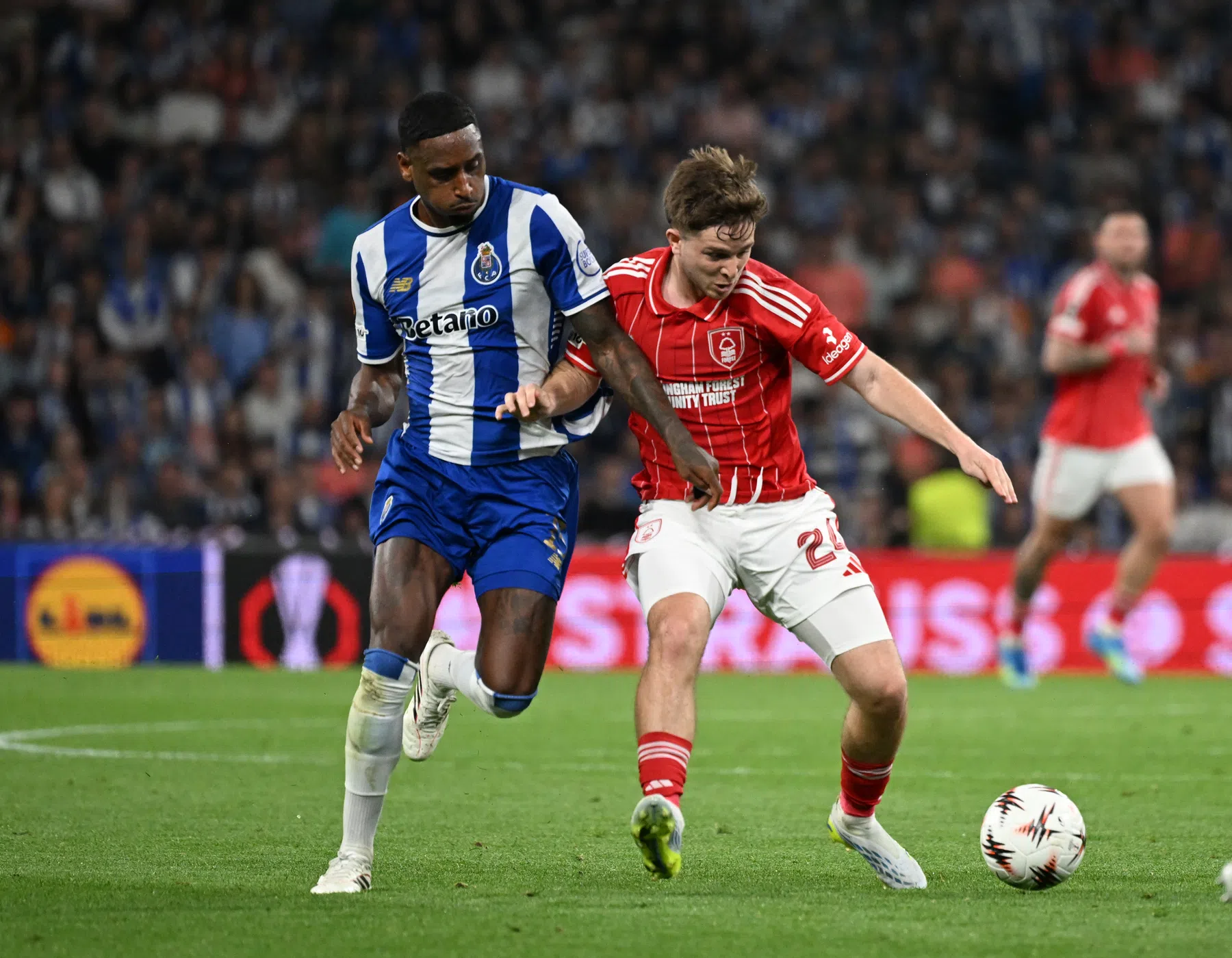 Blunder Porto-verdediger zit Farioli dwars, Villa zegeviert in Italie