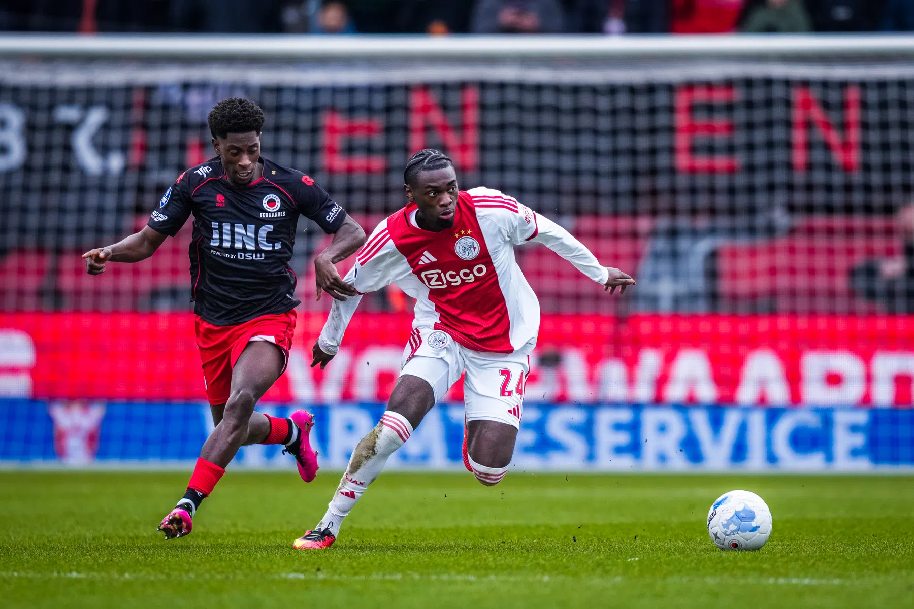 Ajax slaat grote slag: Mokio zet handtekening onder nieuw contract