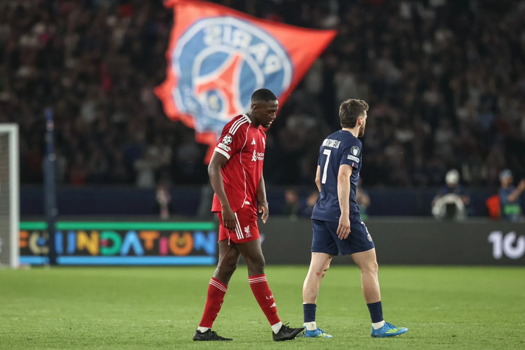 Konate jaloers op extra rust PSG: 'Hoop dat de Premier League dit ook doet'