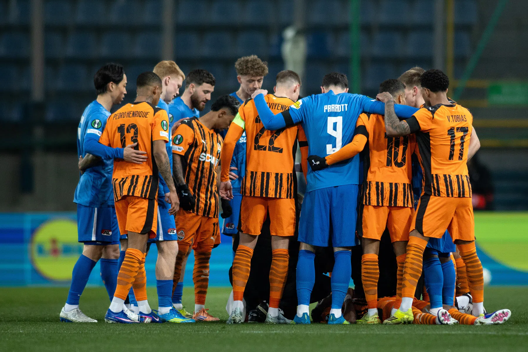 Schrikmoment met bewusteloze speler leidt uiteindelijk tot wissel bij AZ-opponent 