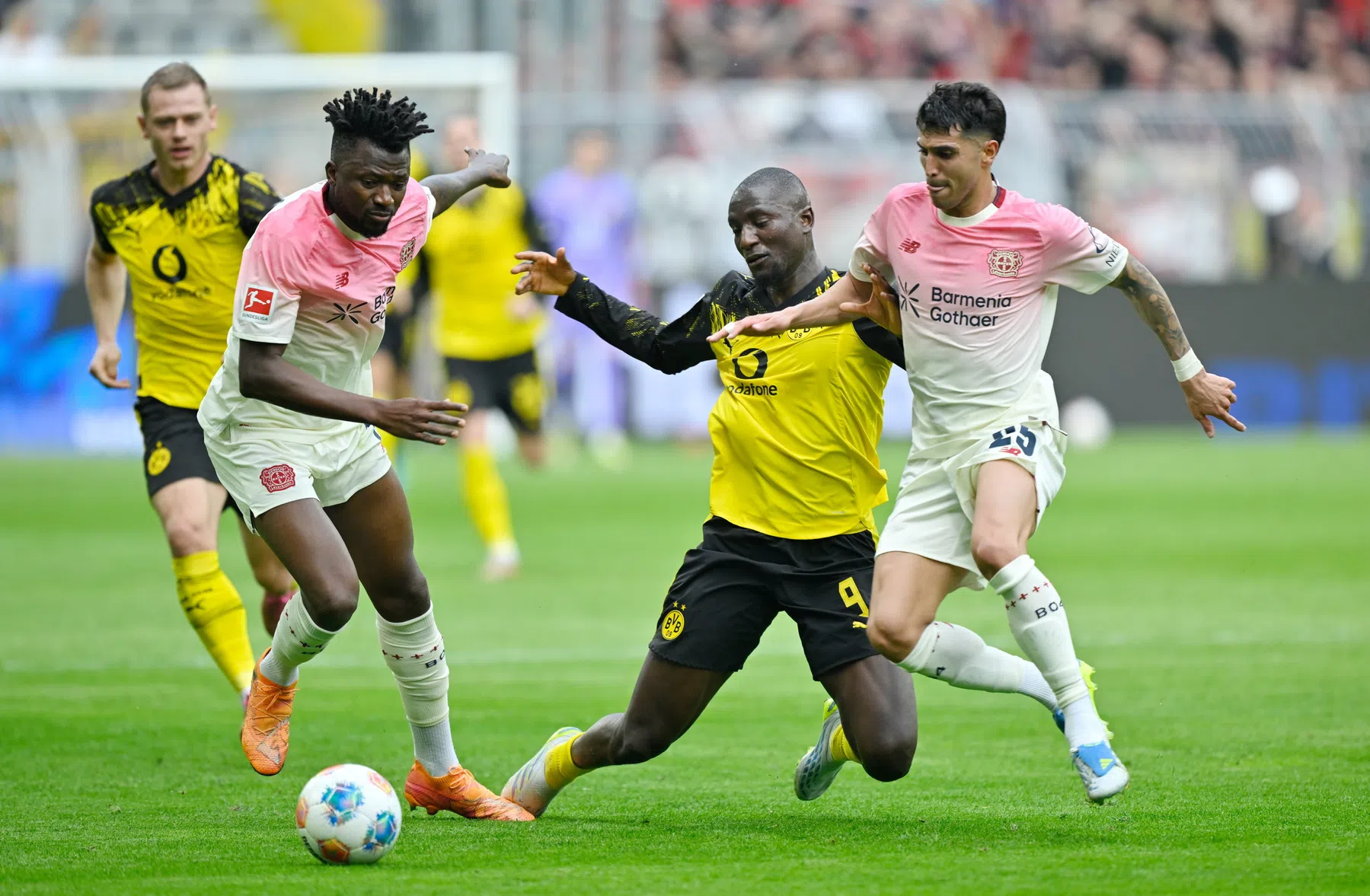 Bayern kan titel ruiken na uitglijder Dortmund, donkere wolken boven Wolfsburg 