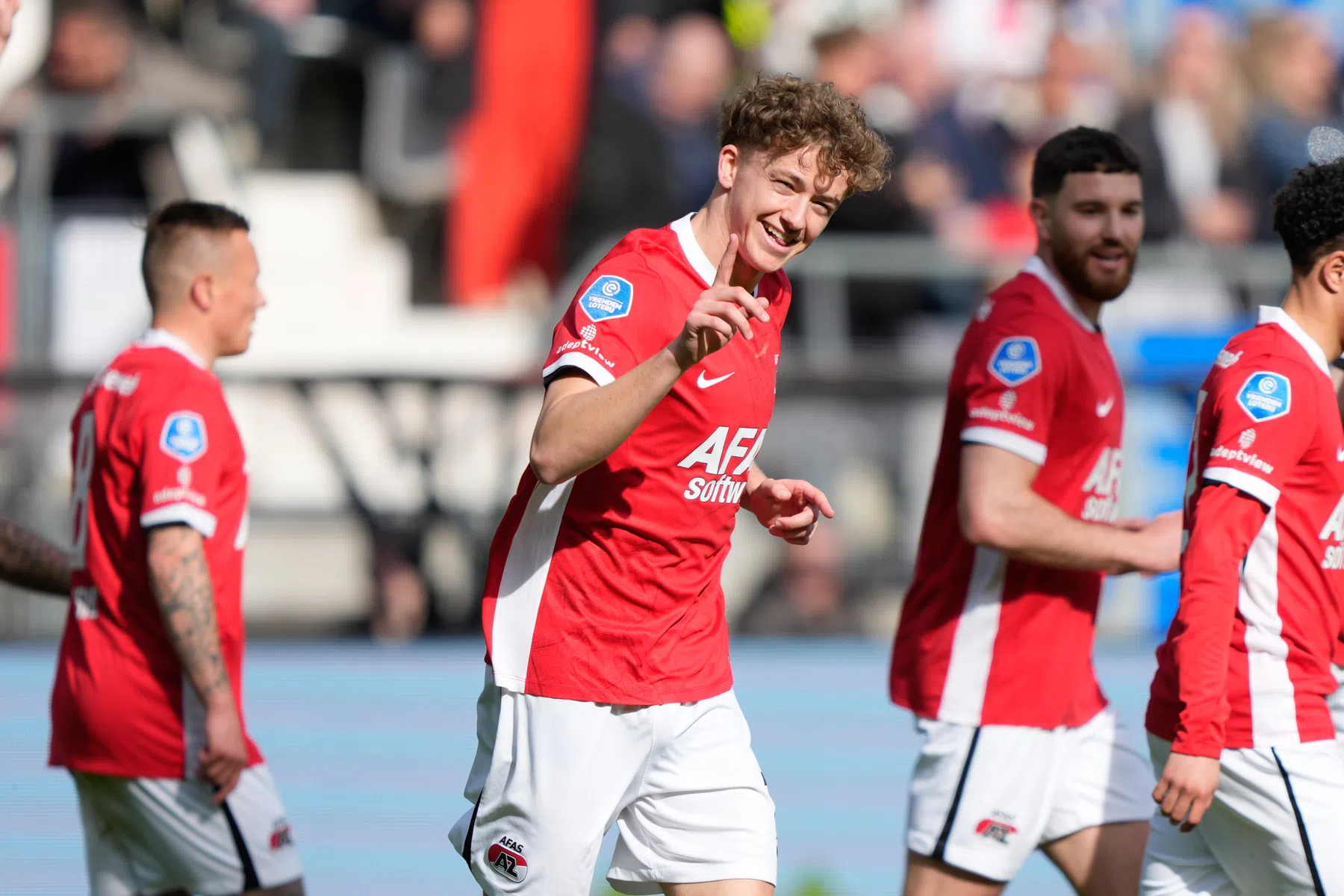 AZ deelt tik uit aan Heerenveen, dubbelslag Mijnans binnen acht minuten