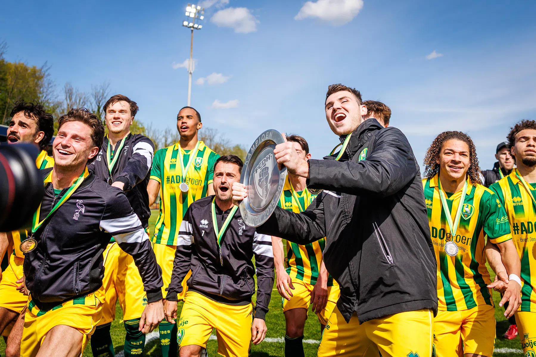 ADO-fans improviseren kampioensschaal na ceremonieboycot gemeente Dordrecht