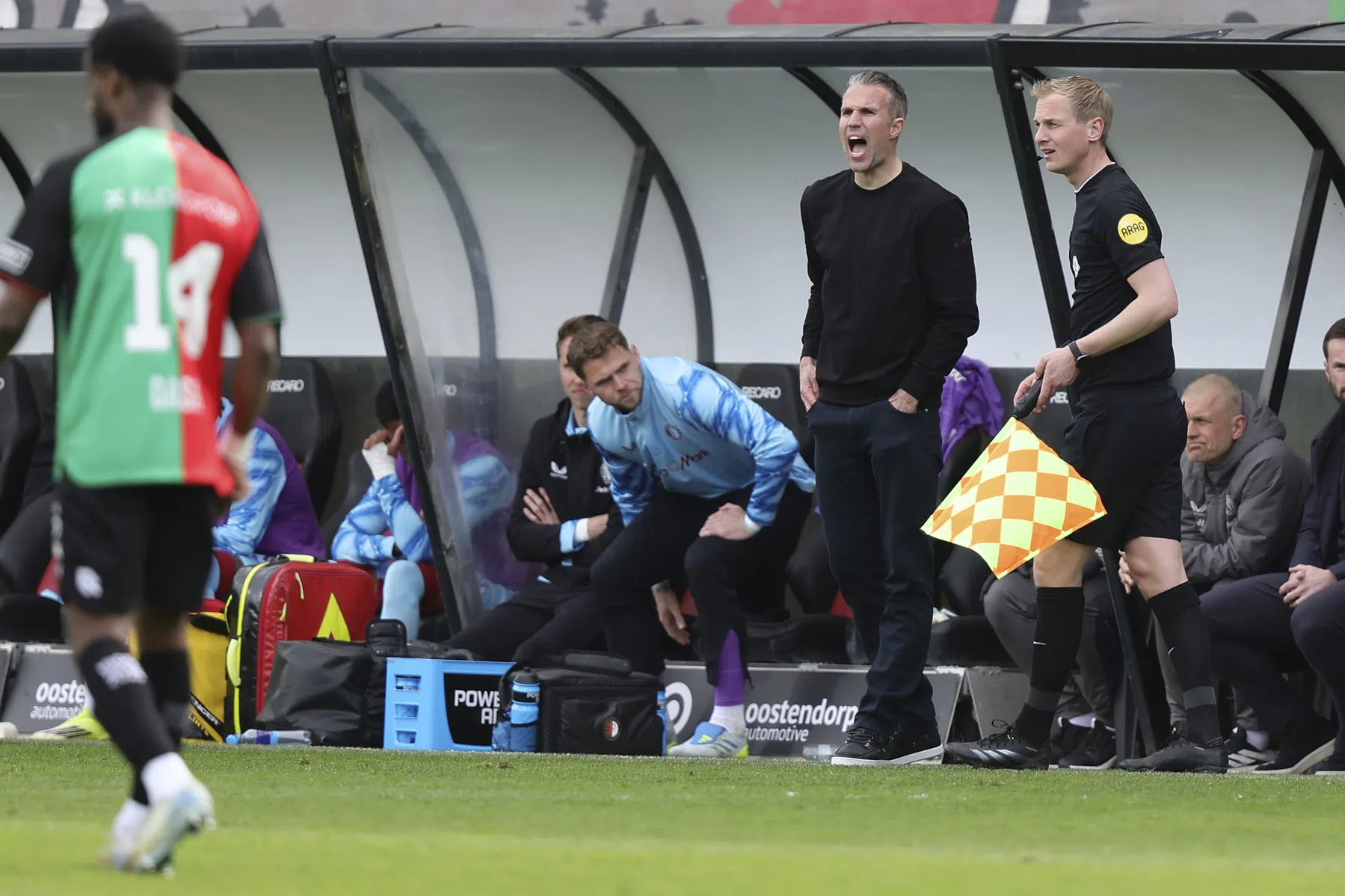 Van Persie noemt uitblijven rode kaart dramatisch: 'Zou niet moeten kunnen'