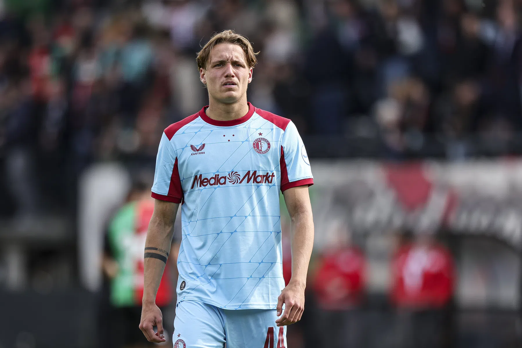 Basisdebutant Van den Elshout kijkt naar positieve punten na late domper Feyenoord