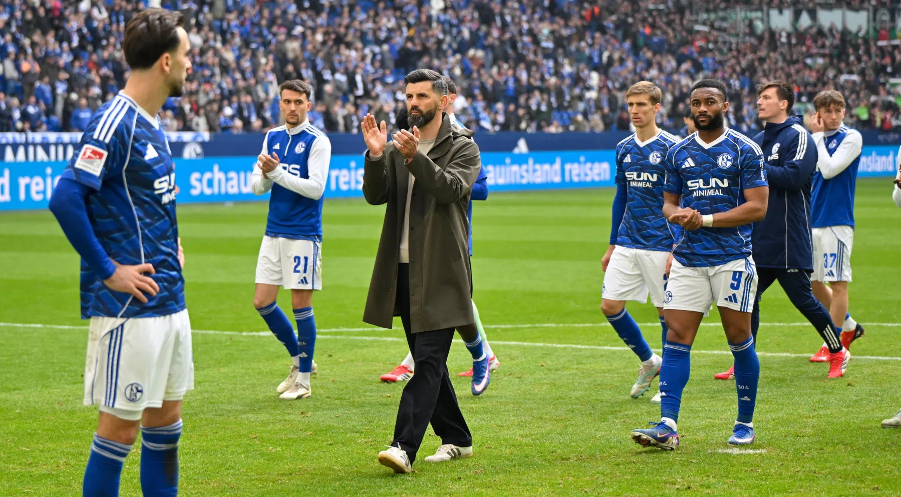 Schalke-trainer wil nog niets weten van promotie: 'Wiskunde was niet zo mijn ding'