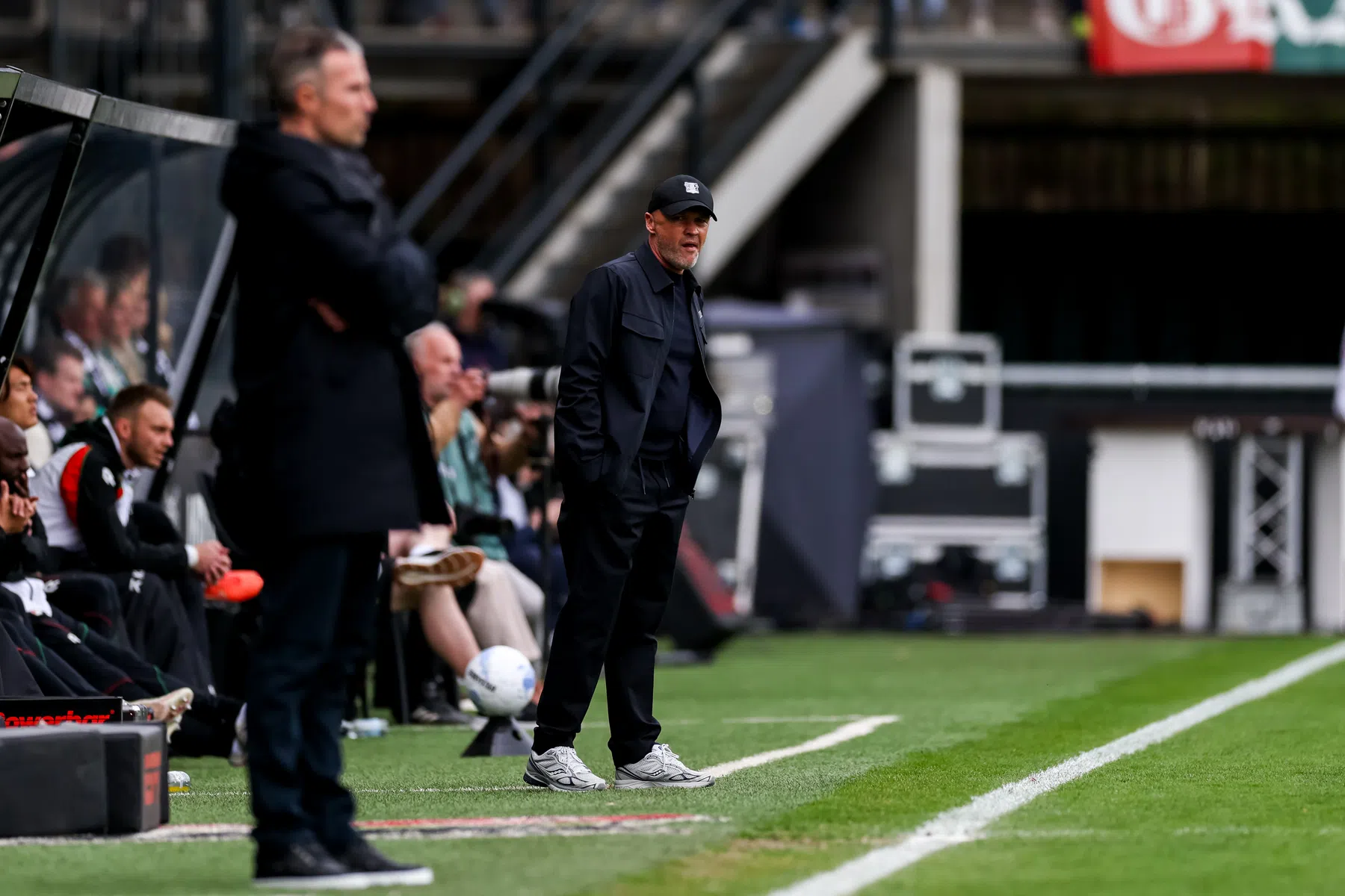 Schreuder heeft begrip voor Van Persie na niet gegeven rode kaart Sandler