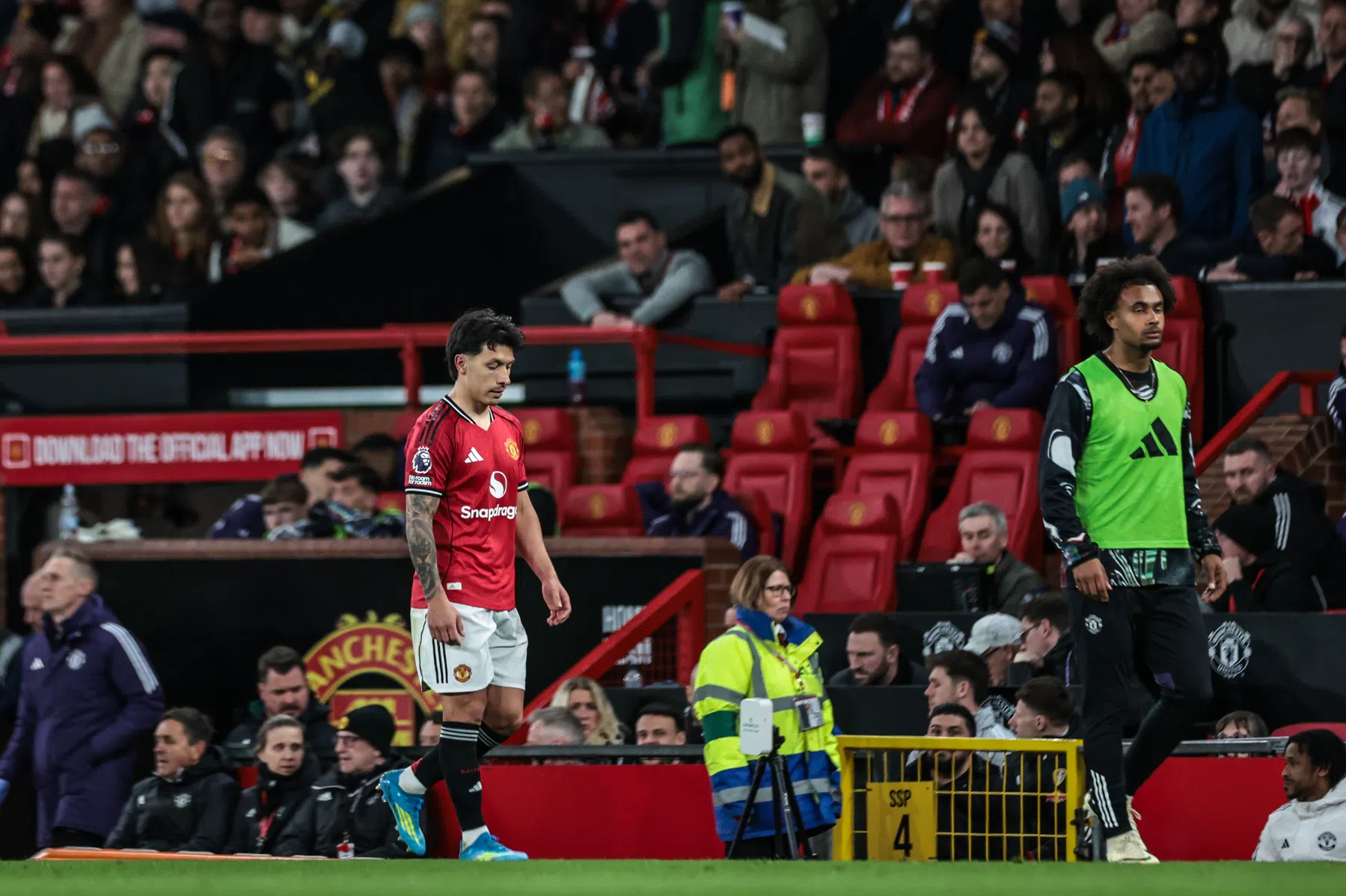 Dramatische avond Man United: thuisnederlaag en absurde rode kaart Martínez