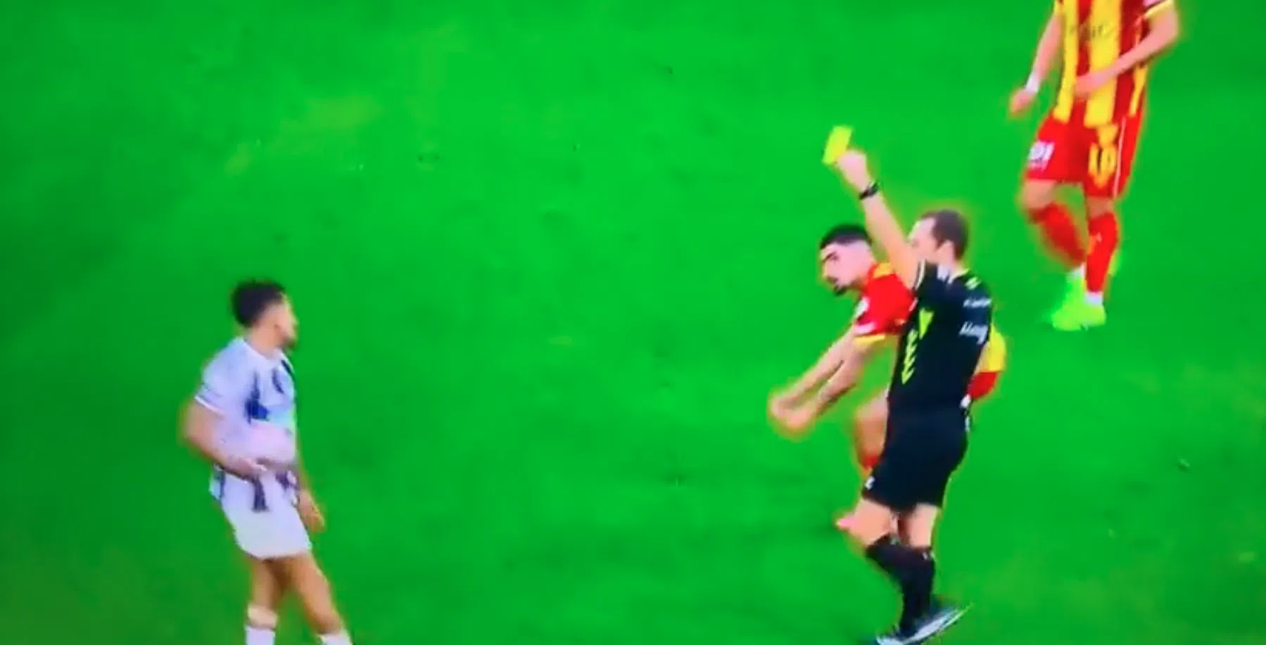 Hardleerse Demirbay krijgt weer twee bijzondere gele kaarten binnen paar seconden
