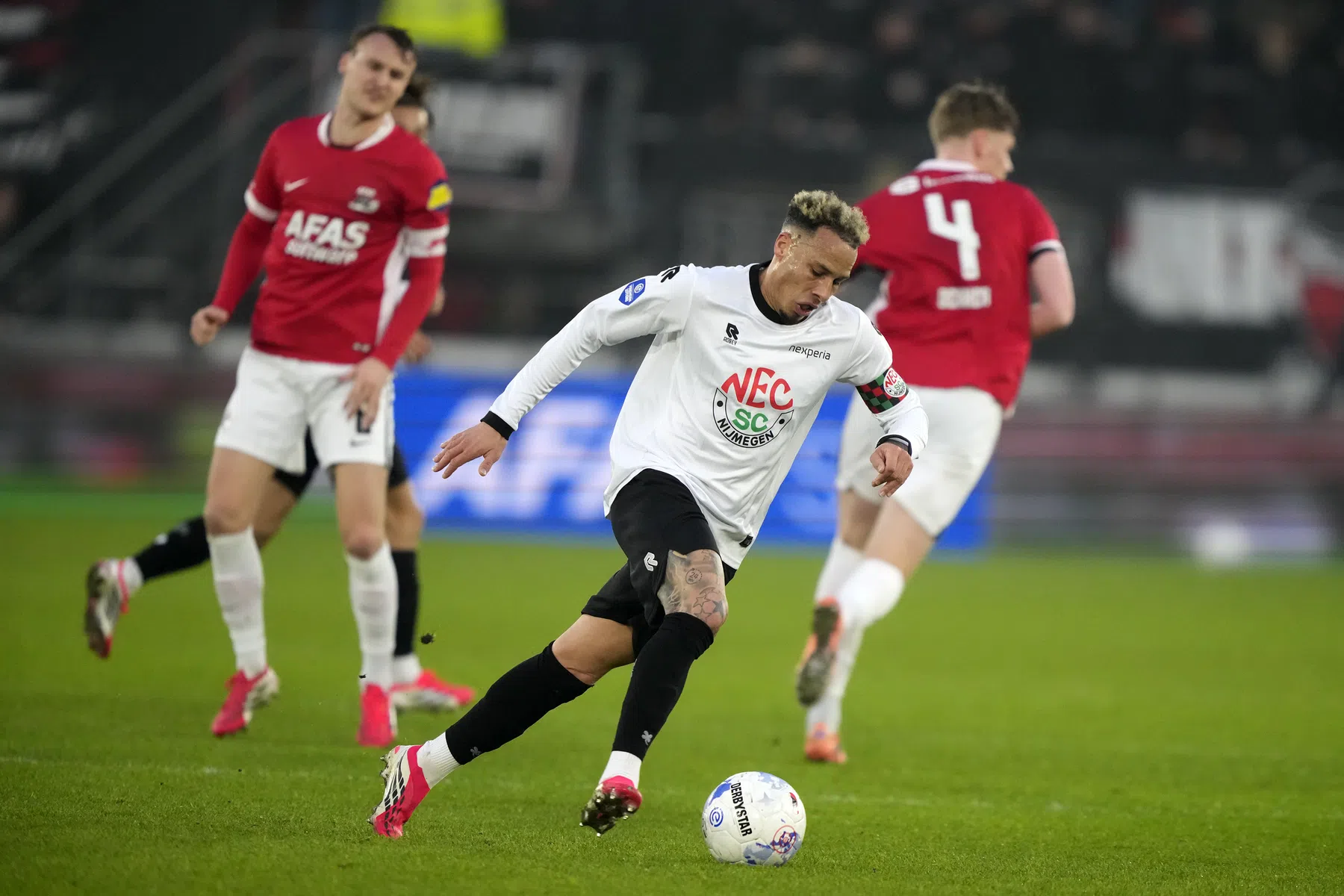 AZ of NEC: welke club heeft Europese jackpot hardst nodig?