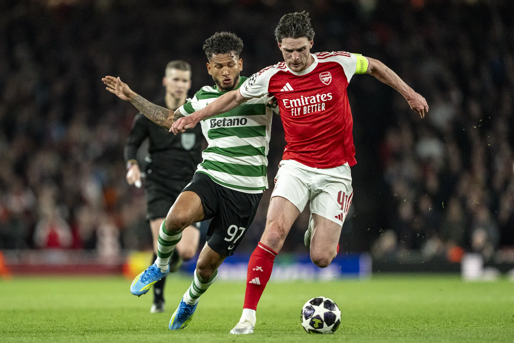 Arsenal houdt stand en staat voor tweede jaar op rij in halve finale CL