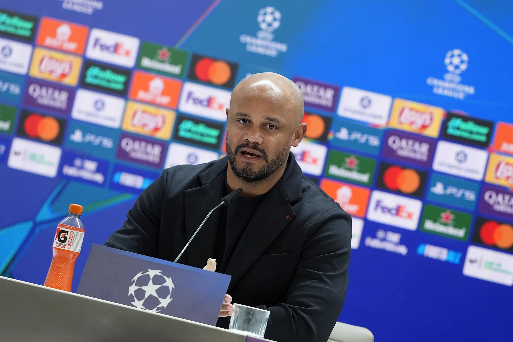 Kompany wil aanpassing gele kaart-regel: 'Hebt het dan juist heel knap gedaan'