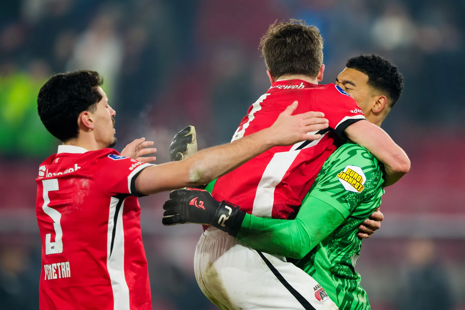 AZ kreeg beker zéker niet cadeau: pas derde club in twintig jaar met ultieme reeks