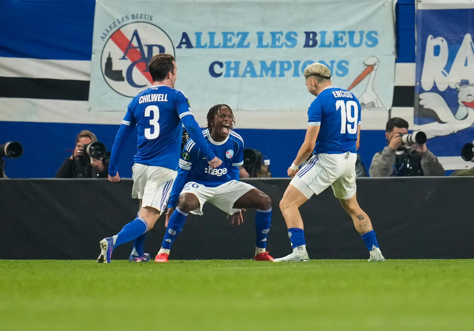 Emegha straalt, lacht en danst na Europese triomf: 'Maar die penalty was merdique'