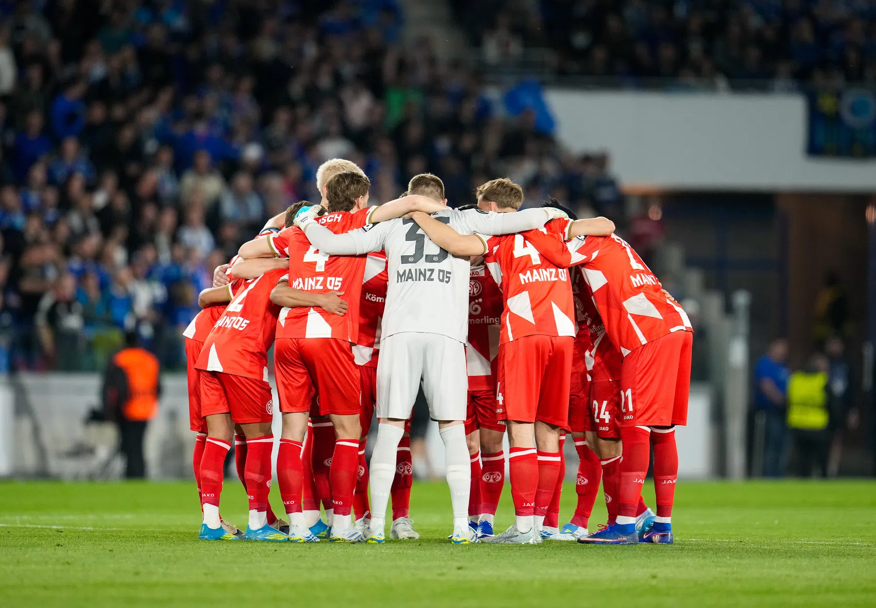 Met de boot naar Europees uitduel: Mainz-fans zien feest in water vallen