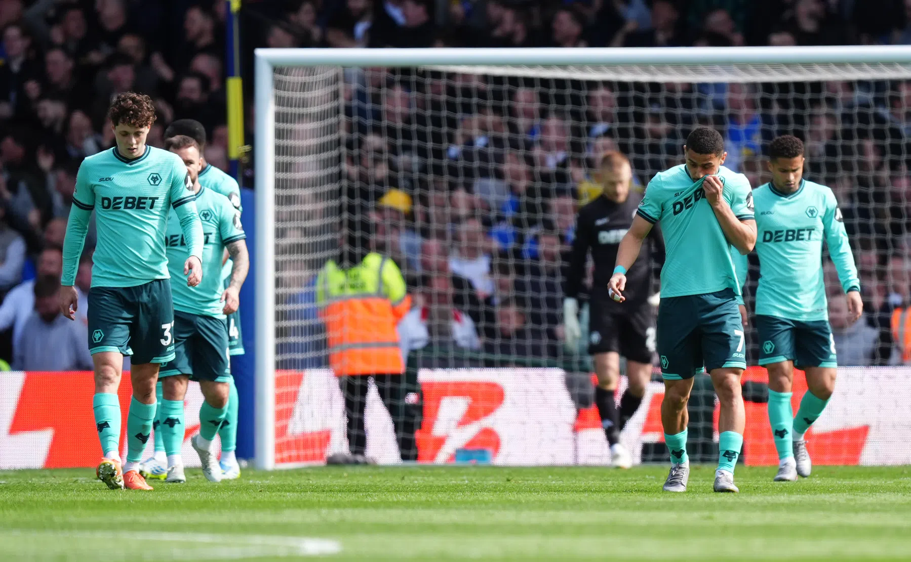 Wolves verliest ruim in Leeds en degradeert officieus uit Premier League