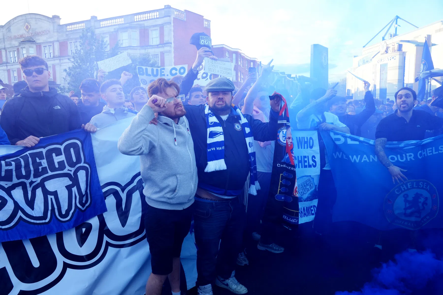 Supporters Chelsea en Strasbourg trekken samen ten strijde: 'BlueCo Out'