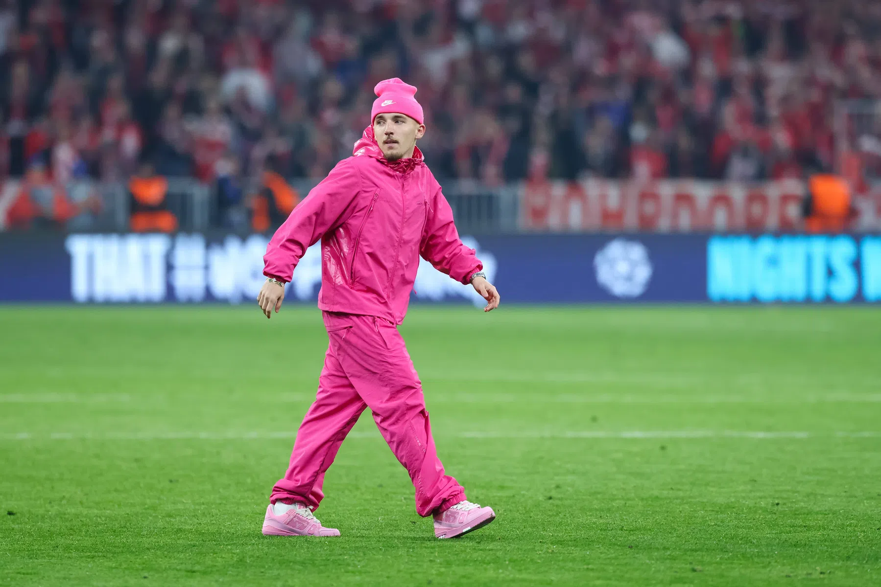 Karl valt op met flamingo-outfit en maakt weer tongen los in Duitsland