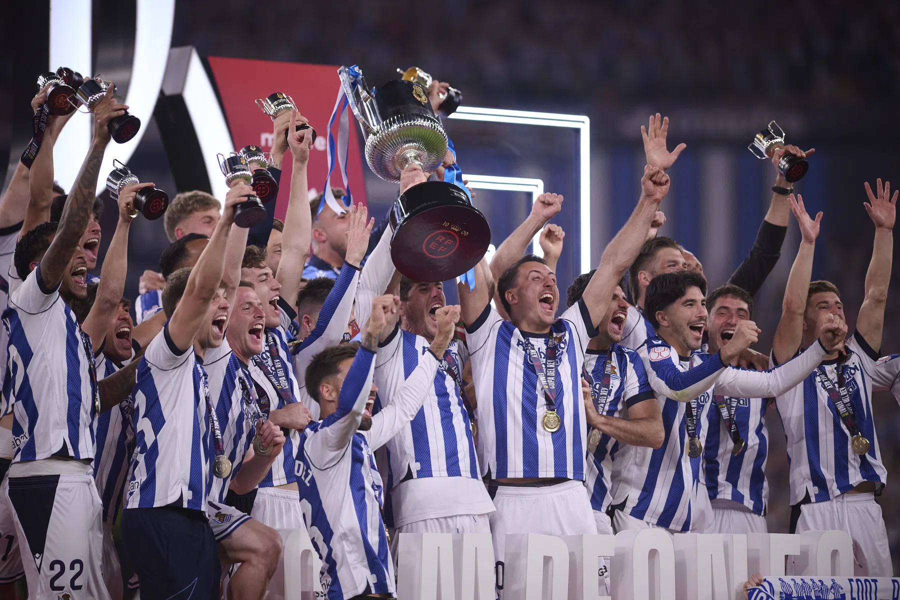 Real Sociedad herdenkt vermoorde supporter bij titelfeest Copa del Rey
