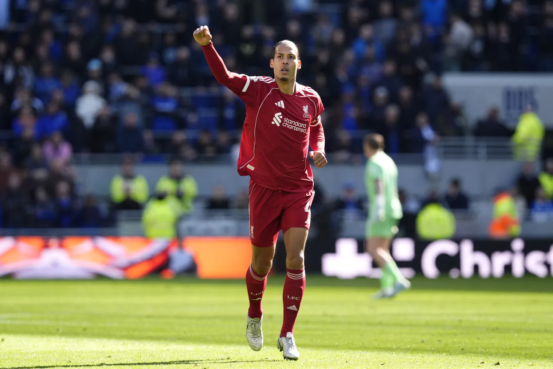 Van Dijk kroont zich in honderdste minuut tot derbyheld