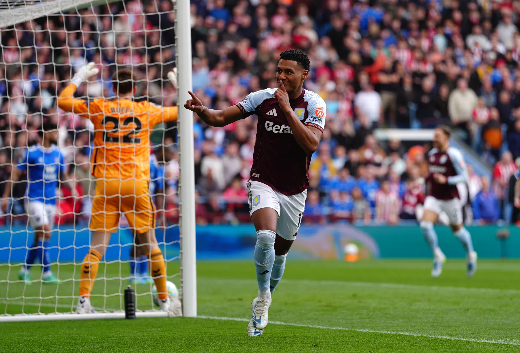Hattrickheld Gibbs-White drijft Spurs verder in nauw, Villa wint zinderende clash