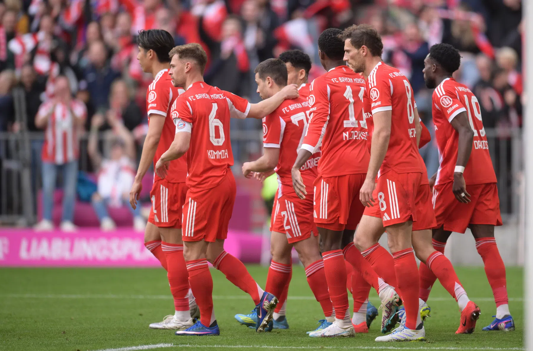 Bayern grijpt met ruime zege dertiende landstitel in veertien jaar