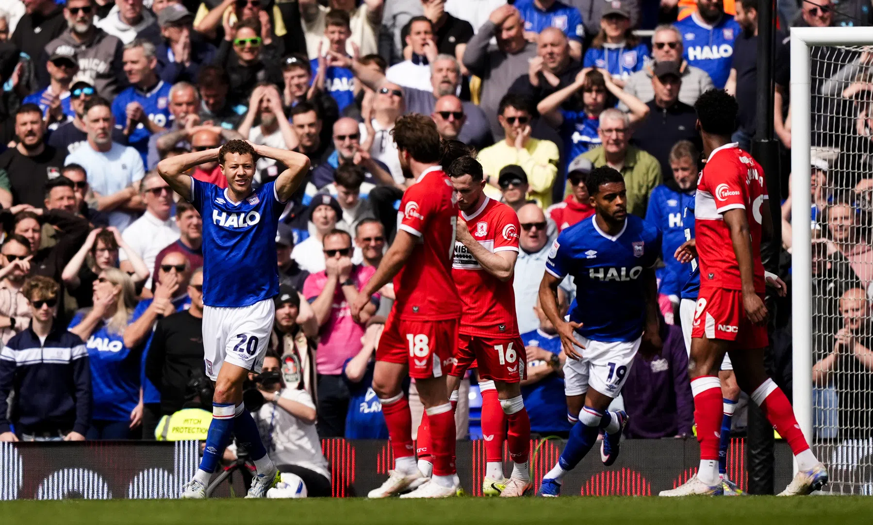 Ipswich redt punt, strijd om Premier League-ticket blijft bloedstollend spannend