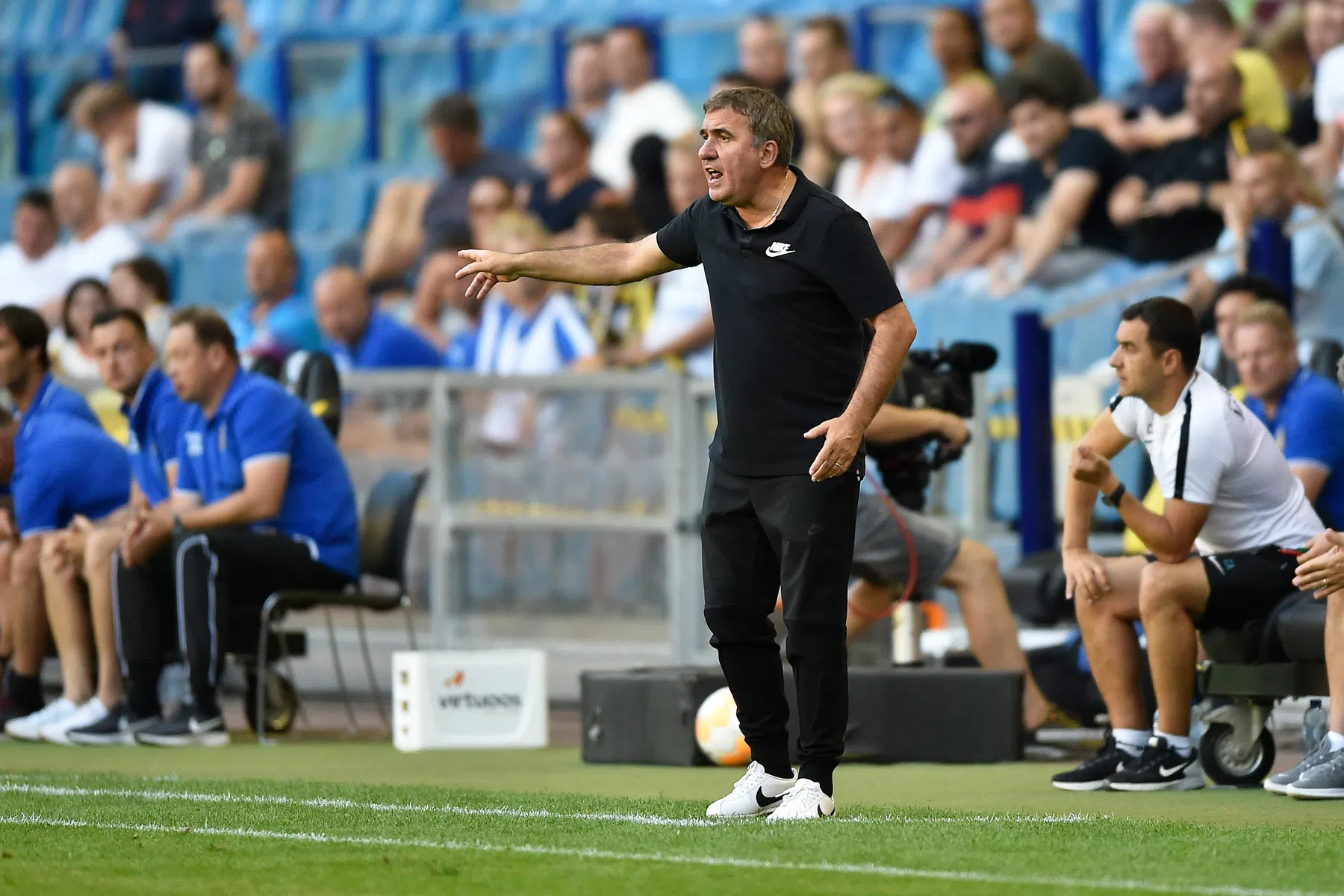 Hagi volgt overleden Lucescu op als bondscoach van Roemenië