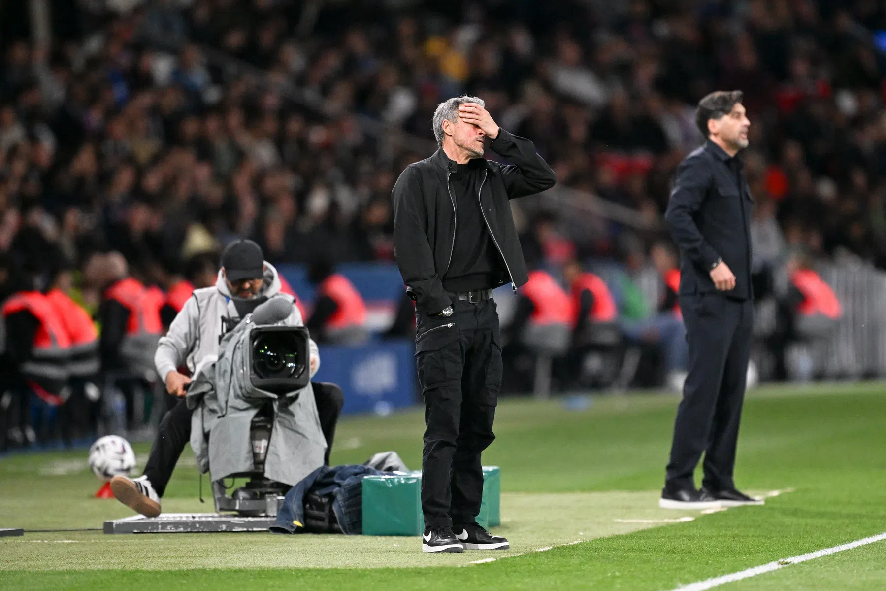 Geïrriteerde Luis Enrique bijt van zich af na nederlaag in Parijs
