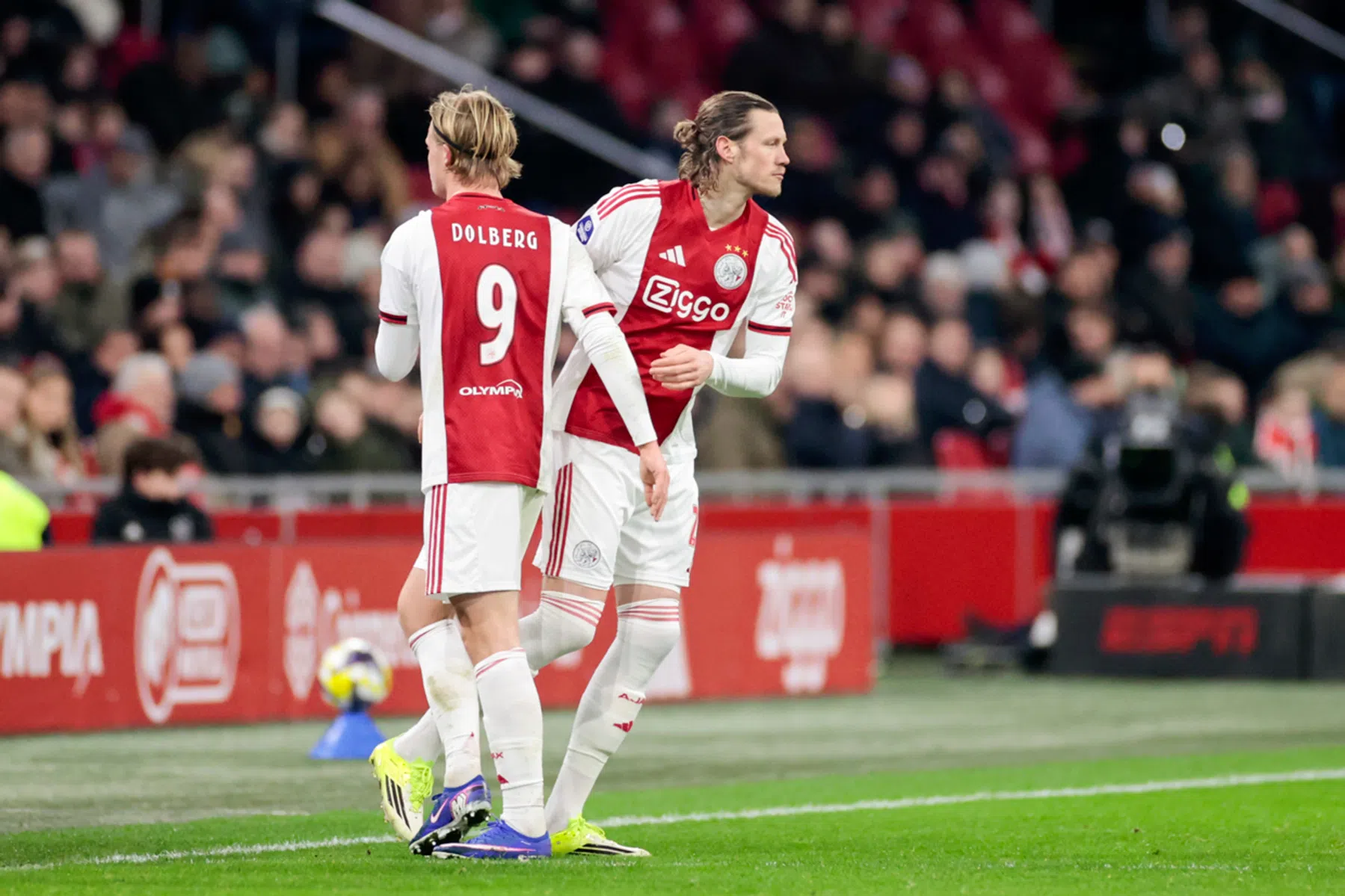Waarom Weghorst de voorkeur krijgt boven Dolberg als spits van Ajax