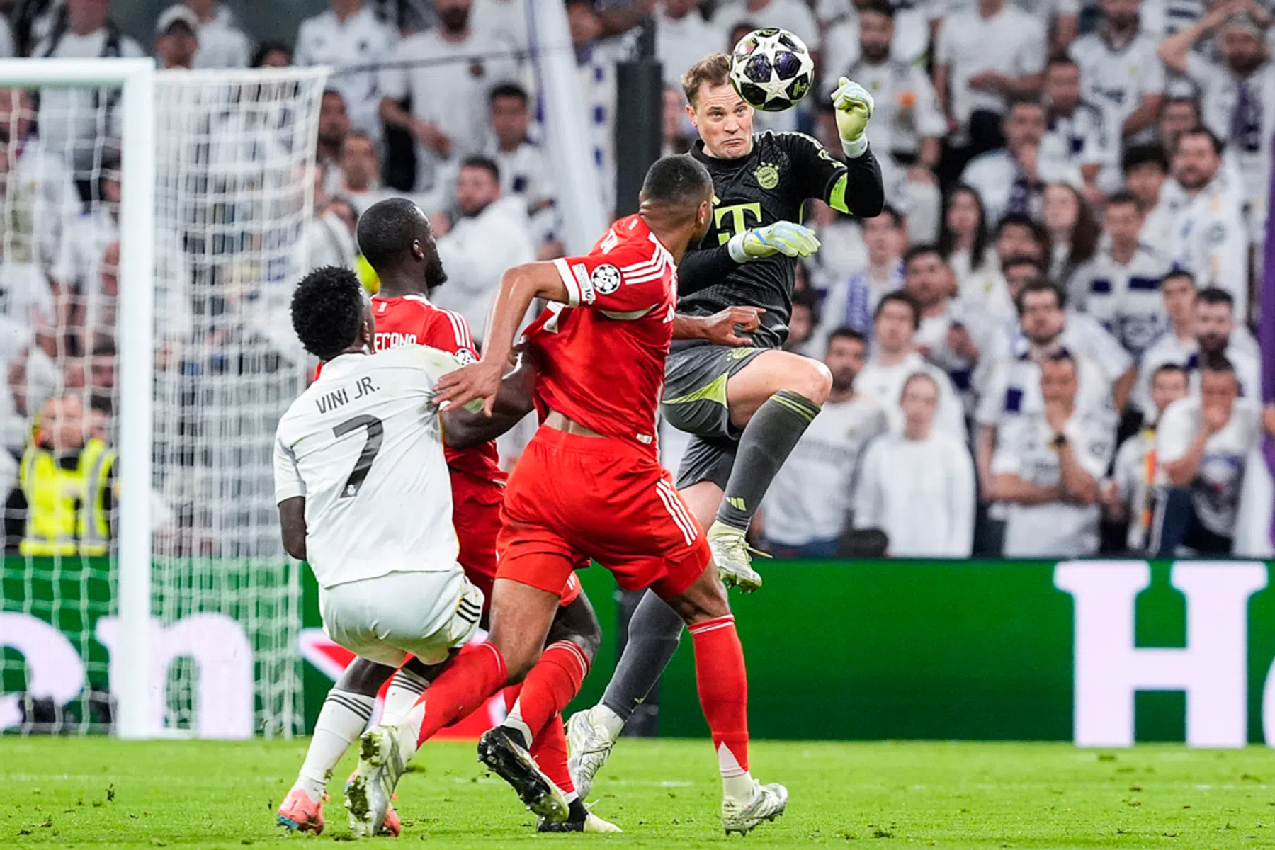 De onverzadigbare honger van een Bayern-reus: Neuer (40) gaat op voor treble drie