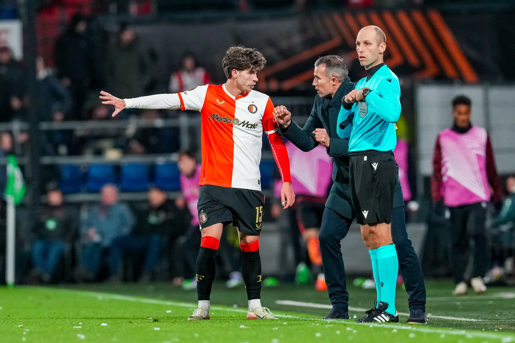 Van Persie stoomt Feyenoord klaar: 'Hebben de selectie in twee groepen verdeeld' 