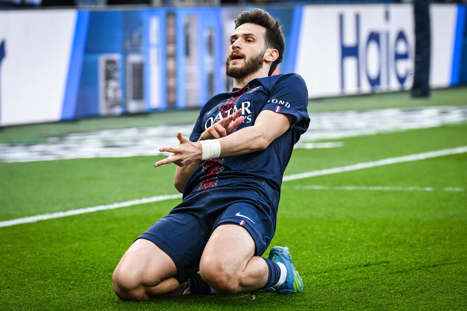 Geniale Kvaratskhelia leidt PSG naar belangrijke zege in titelrace