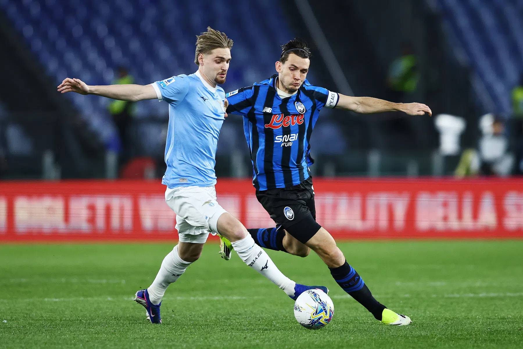 Taylor ziet zijn doelman uitgroeien tot penaltyheld: Lazio naar bekerfinale
