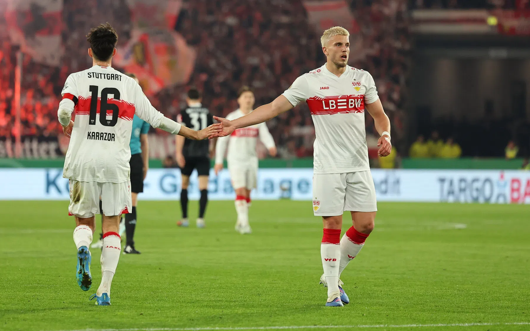 Stuttgart wint zinderende halve finale van Freiburg na late treffer