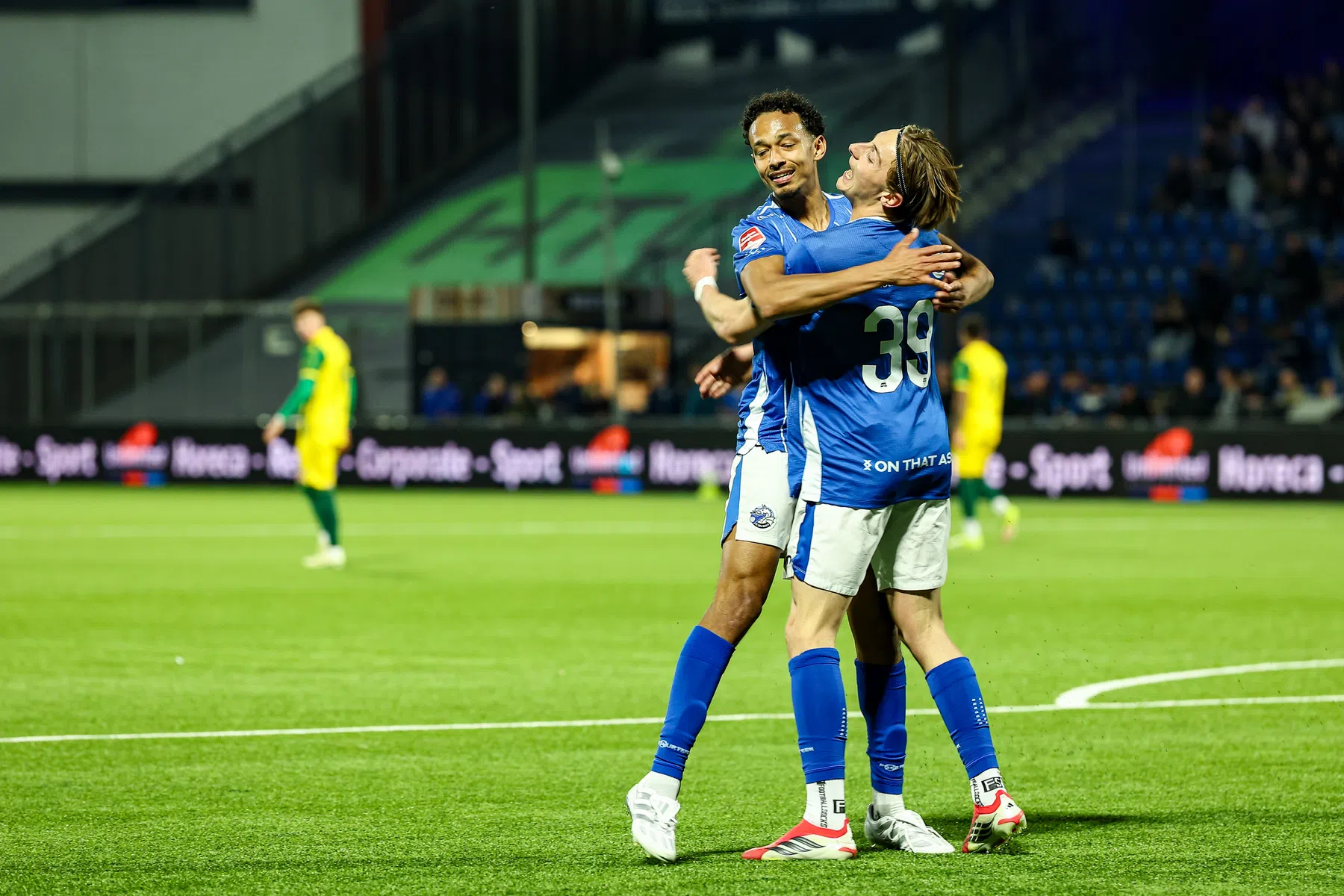 Den Bosch naar play-offs na nederlaag tegen ADO, Vitesse grijpt mis