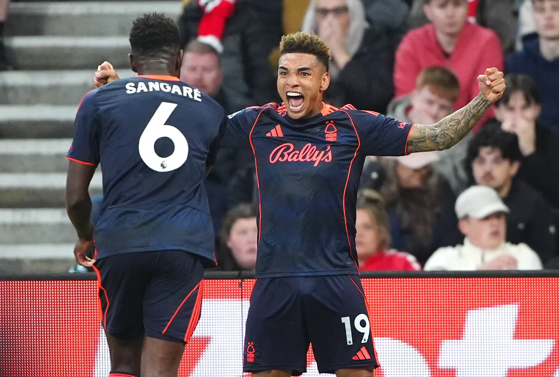 Forest geeft Sunderland pak rammel en ontneemt Tottenham weer wat hoop